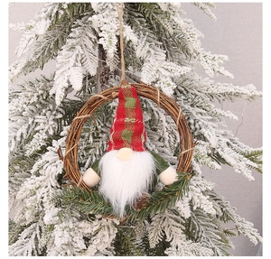 Détail de couronne de gnome de Noël avec chapeau à carreaux rouges sur un sapin