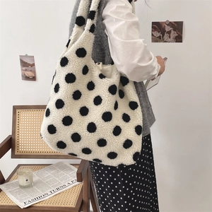 Detailansicht der flauschigen schwarz-weißen Polka-Dot-Tasche mit weicher Fleece-Struktur