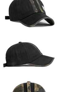 Viste dettagliate di un cappello nero e mimetico con patch laterale e visiera curva