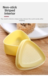 Dettaglio dello stampo giallo triangolare per onigiri con trama antiaderente