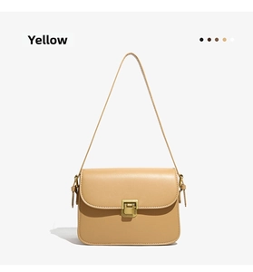 Détails du sac à bandoulière jaune vintage avec fermoir en métal et cuir élégant.