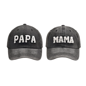 Dettaglio dei cappellini PAPA e MAMA in grigio lavato con lettere in peluche bianco