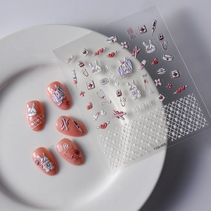 Macro dettagliata di adesivi per unghie 3D con tema clinica infermiera rosa carina