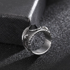 Dettaglio macro dell'anello punk in acciaio con grande cristallo nero sfaccettato e rilievi