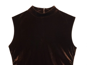 Détail de robe en velours marron foncé montrant le col montant et le zip métallique