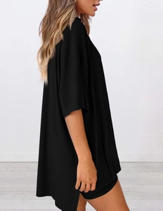 Details des schwarzen Oversize-Schlafanzugs aus Rippstrick zeigt die Stoffstruktur