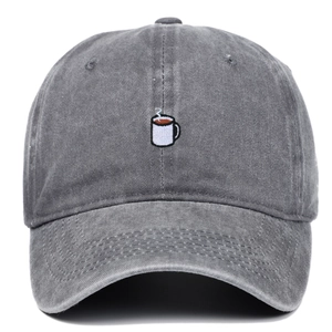 Dettaglio del cappellino da baseball grigio scuro lavato con ricamo tazza di caffè