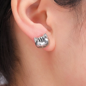 Minimalistischer silberner Katzen-Ohrstecker am Modell für einen trendigen Look