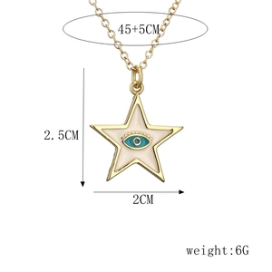 Vue détaillée du collier étoile mauvais œil montrant les dimensions du pendentif de 2,5 cm