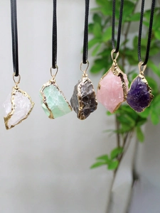 Détails de cinq pendentifs en cristal naturel coloré avec bords plaqués or