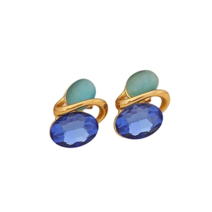 Boucles d'oreilles vintage plaquées or avec pierres bleues et vertes sur fond blanc