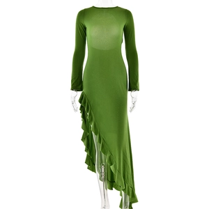 Détail de la robe verte à manches longues avec ourlet asymétrique à volants et tissu brillant