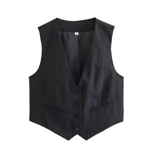 Détail d'un gilet noir avec col en V, quatre boutons et étiquette de taille S