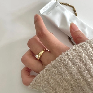 Elegant S925 sterling silver gold plated wide ring with a round white pearl inlay