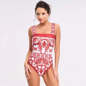 Détail de l'imprimé floral Majolica rouge et blanc sur un maillot de bain une pièce