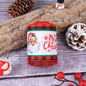 Détail du ruban de Noël avec motif Père Noël et bordure à carreaux rouges et noirs