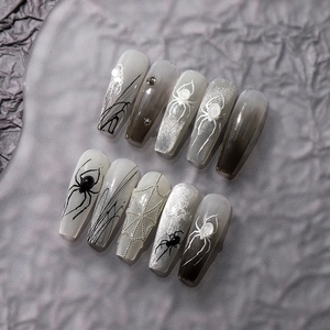 Set de uñas postizas góticas oscuras con araña 3D y efecto ojo de gato plateado forma trapecio
