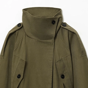 Trench-coat cargo vert armée en coton avec col montant et pattes d'épaule design