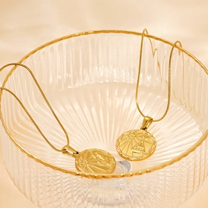 Collane vintage con moneta zodiacale dorata e rilievo della bilancia su catene a serpente