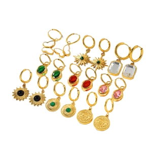 Boucles d'oreilles créoles en acier plaqué or 18K avec breloques papillon et gemmes