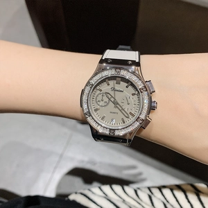 Montre à quartz élégante pour femme avec lunette en diamant et bracelet blanc