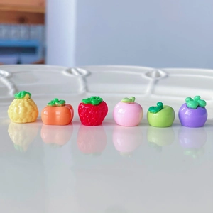 Dettaglio di ciondoli in resina a forma di frutta per fermagli e accessori fai-da-te
