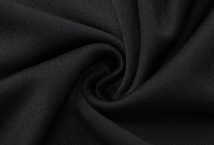 Gros plan sur la texture du tricot noir montrant le tissage doux de la robe d'été