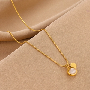 Collier en acier titane doré avec pendentif oeil de chat sur tissu texturé camel