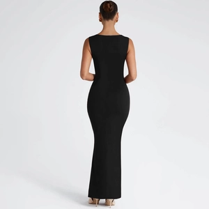 Détail de la coupe du dos et de la silhouette ajustée d'une robe longue noire sans manches