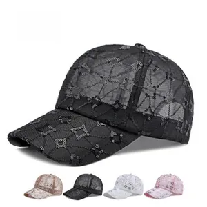 Detail van mesh baseballpet met lovertjespatronen in diverse kleuropties beschikbaar