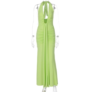 Détail de la robe maxi vert néon avec col licou dos nu et texture froncée moulante élégante