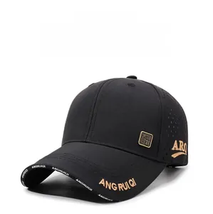 Détail de casquette de baseball noire respirante avec broderie dorée et plaque métallique