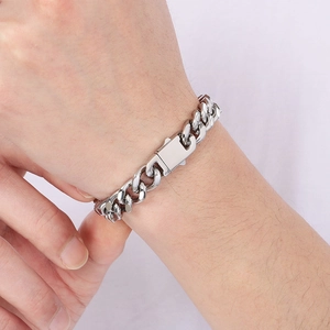 Gros plan détaillé d'un bracelet gourmette en acier inoxydable argenté pour hommes