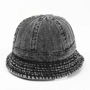 Vue détaillée de la texture denim délavé et des coutures sur le bord du chapeau bob