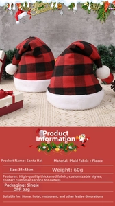 Detail der rot-schwarz karierten Weihnachtsmütze mit dickem Plüschrand und weißem Bommel