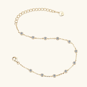 Dettaglio di bracciale in argento S925 dorato con brillanti accenti di zirconi