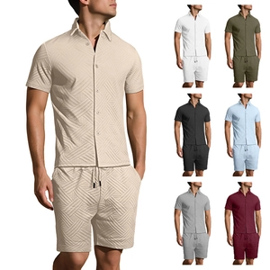 Dettagli set estivo da uomo con trama jacquard geometrica e opzioni di colore varie