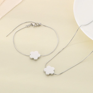 Close-up of 925 silver four-leaf flower pendant necklace and bracelet jewelry set