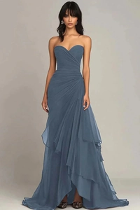 Détail de la robe de soirée en tulle bleu-gris avec volants et taille plissée
