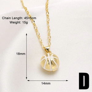 Détail du collier pendentif basket plaqué or 18k avec finitions en émail blanc