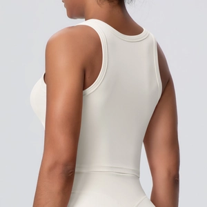 Detailansicht der Passform und matten Textur dieses cremefarbenen Yoga-Sport-BHs