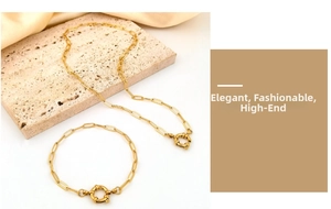 Détail du collier et bracelet trombone plaqués or 18 carats avec fermoir à ressort rond