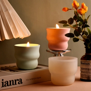 Stampo in silicone minimalista per candele ondulate in verde menta, rosa e bianco opaco