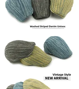 Détail de bérêts en denim délavé avec rayures rétro en bleu, gris et vert olive