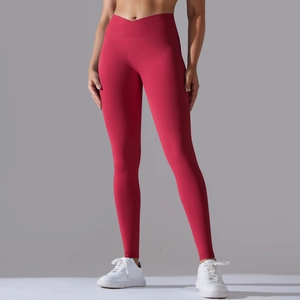 Dettaglio dei pantaloni da yoga rossi a vita alta senza cuciture con fascia incrociata