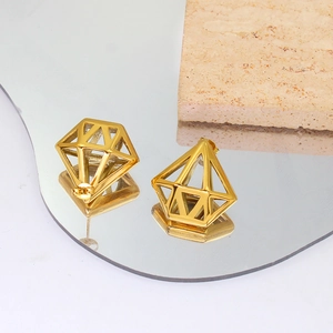 Détail macro de boucles d'oreilles losanges en acier plaqué or 18 carats sur miroir