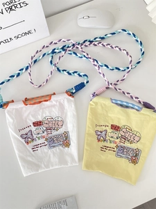 Détail de mini sacs en tissu Oxford brodés avec bandoulières tressées en blanc et jaune