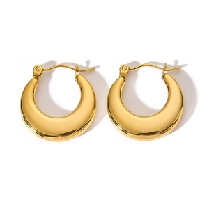 Boucles d'oreilles créoles en forme de U en acier titane doré sur un fond blanc épuré
