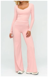 Vue de face de l'ensemble de yoga rose avec coutures contrastées et détails du pantalon