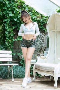 Detail von High-Waist-Camouflage-Denim-Shorts kombiniert mit einem weißen Crop-Top-Oberteil
